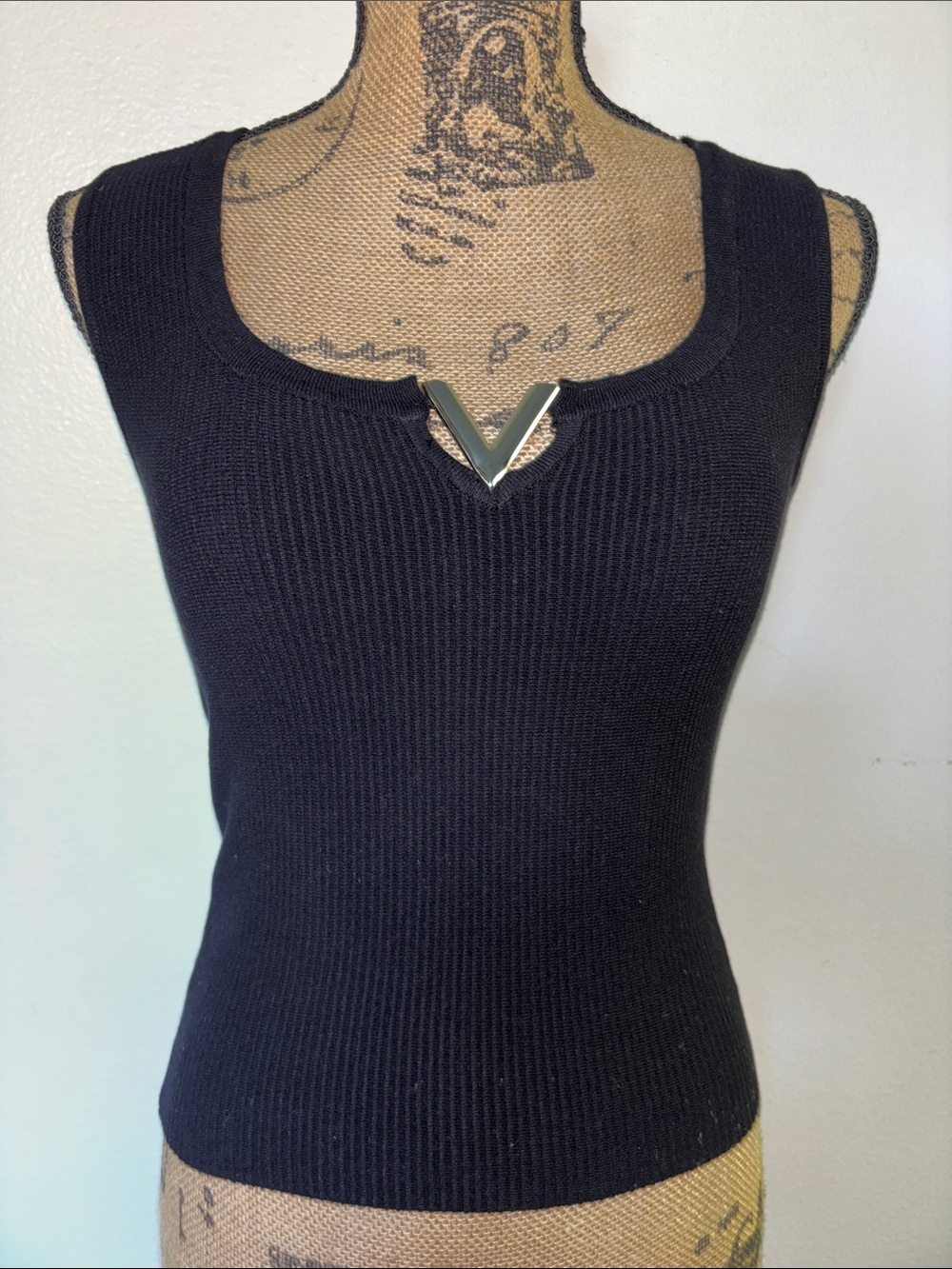 Blush Noir Sz S Black Ribbed Sleeveless Top with V Metal Accent